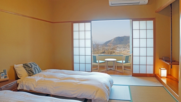 【和室10畳ベッドルーム】阿蘇外輪山の広がる絶景！